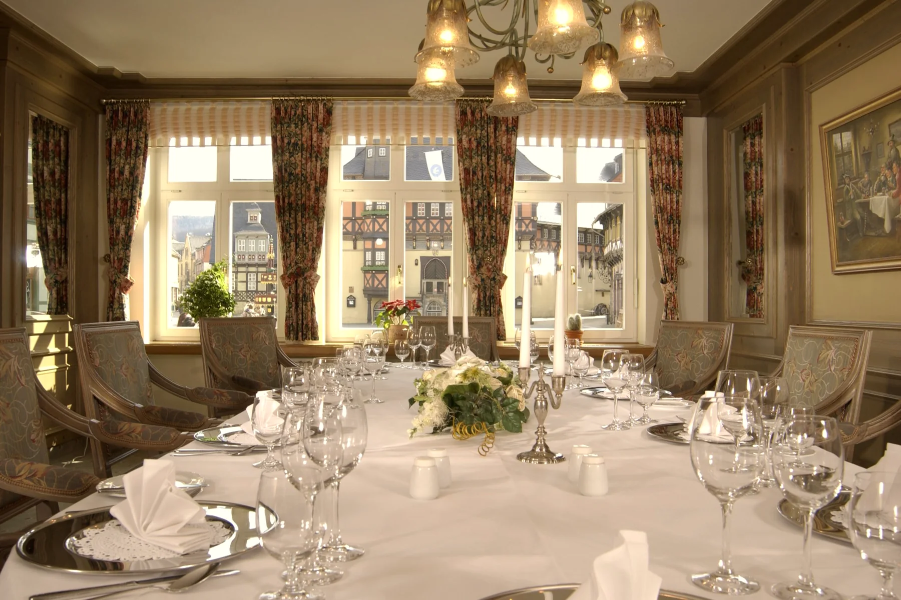 Eingedeckter Festsaal des Hotels